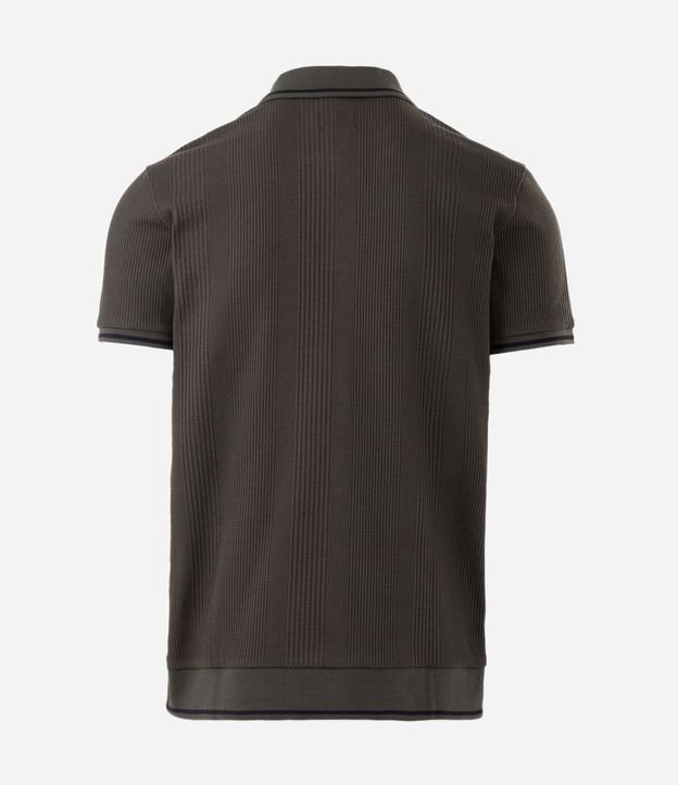 Polo Regular en Media Malla con Textura Rayada y Detalles Contrastantes 7