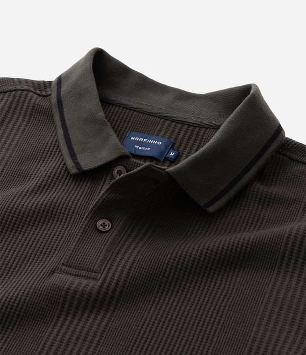 Polo Regular en Media Malla con Textura Rayada y Detalles Contrastantes 12