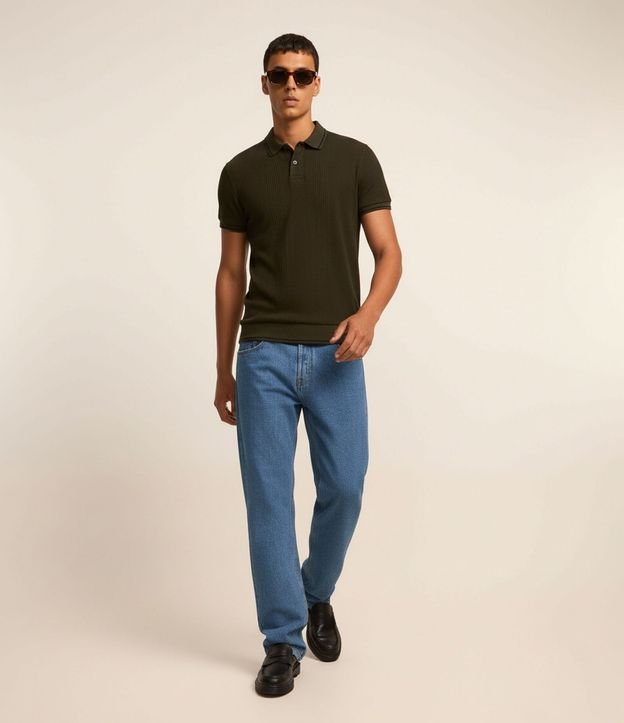 Polo Regular en Media Malla con Textura Rayada y Detalles Contrastantes