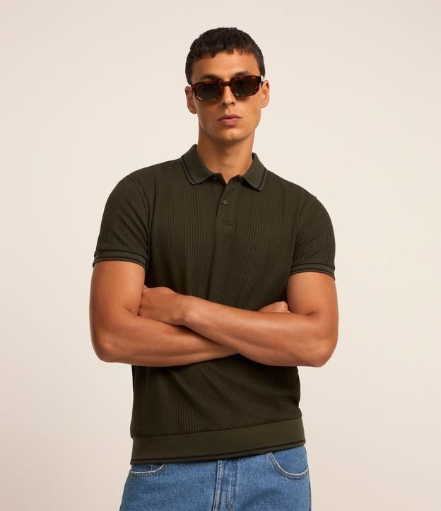 Polo Regular en Media Malla con Textura Rayada y Detalles Contrastantes 2