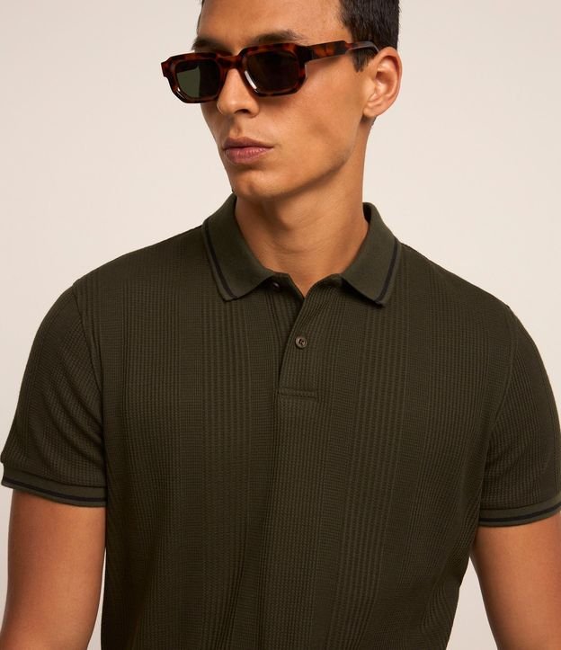 Polo Regular en Media Malla con Textura Rayada y Detalles Contrastantes 4