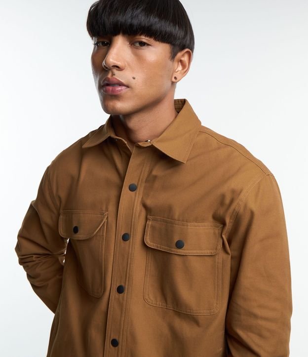 Camisa en Sarga con Botones y Bolsillos 8