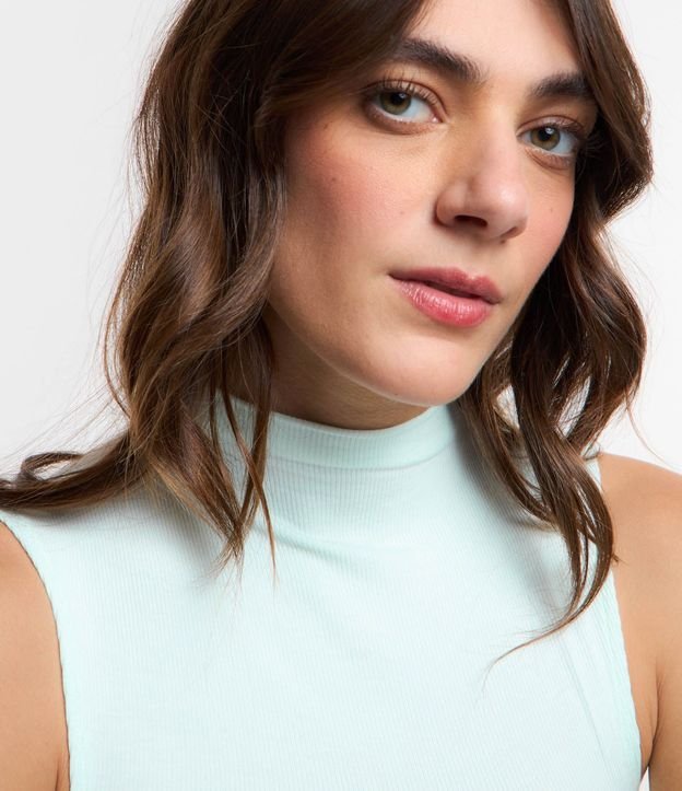 Blusa en Viscosa con Cuello Alto y Textura Acanalada 3