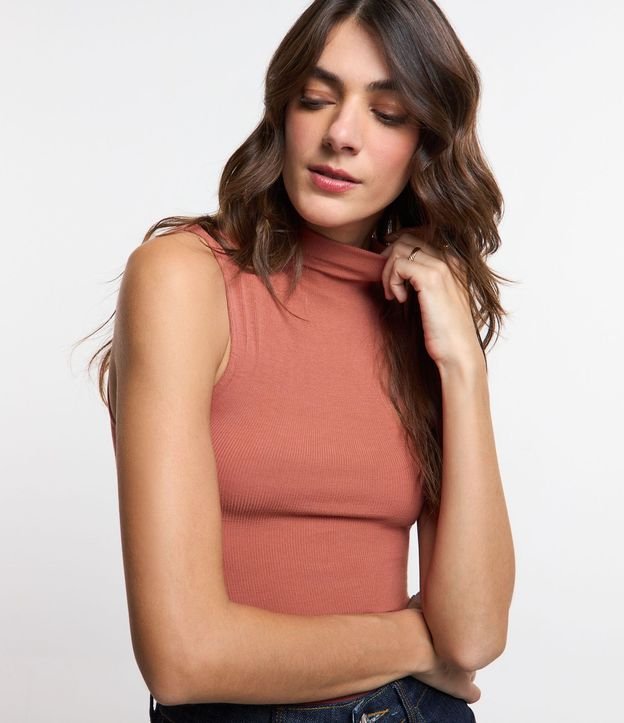 Blusa en Viscosa con Cuello Alto y Textura Acanalada