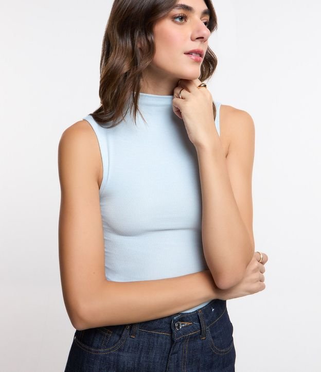Blusa en Viscosa con Cuello Alto y Textura Acanalada 5