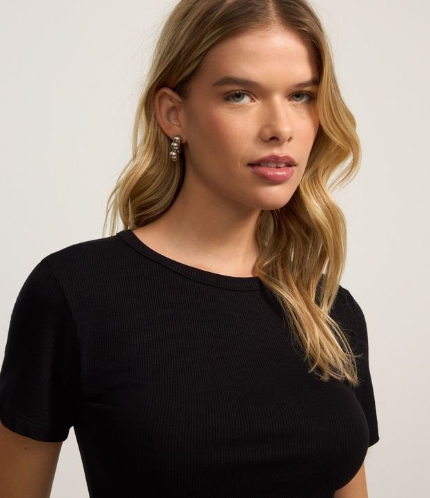 Blusa en Viscosa Texturizada con Bajo Ondulado 3