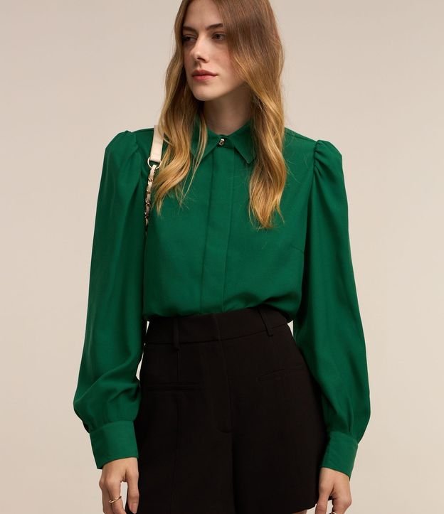 Camisa en Crepé con Botón Diferenciado y Manga Abullonada 2