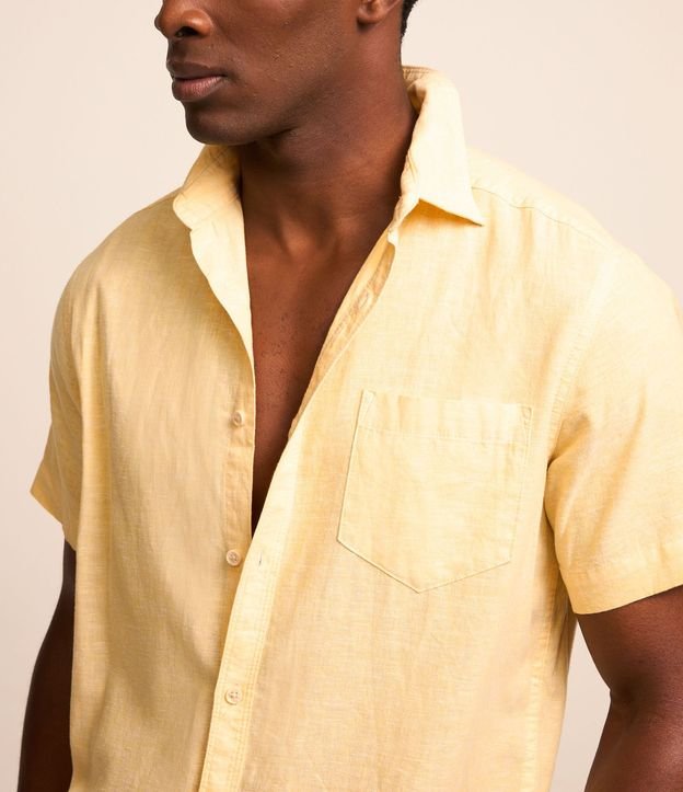 Camisa Comfort Básica en Lino con Bolsillo Delantero 2