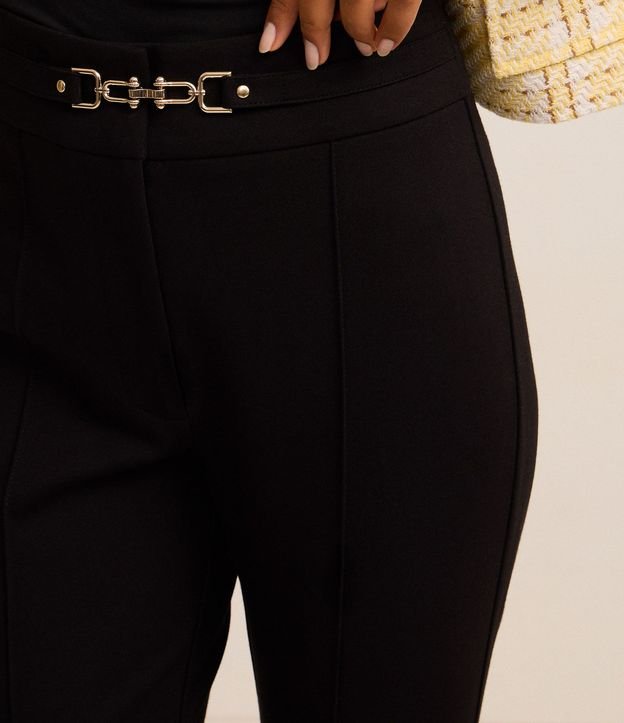 Pantalón Flare en Punto Roma con Detalle en Metal en la Cintura 4