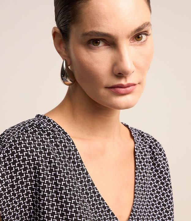 Blusa en Crepé con Detalle en el Hombro y Estampa Geométrica 3