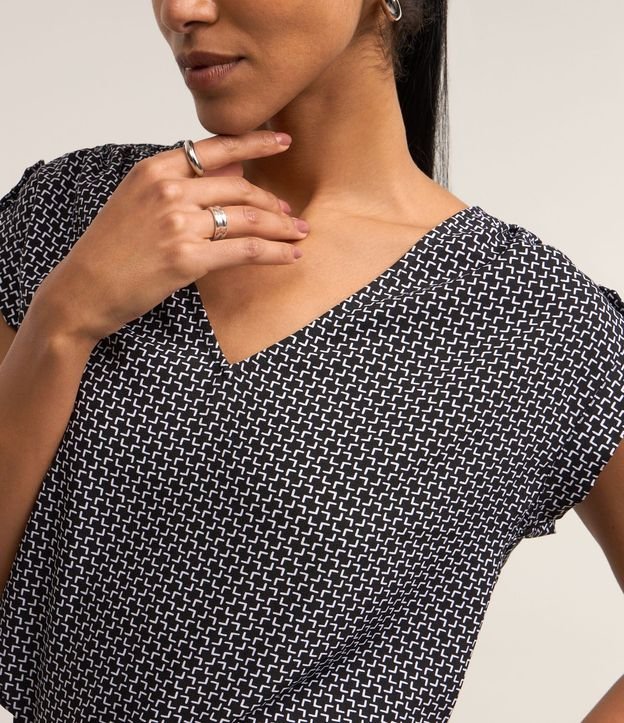 Blusa en Crepé con Detalle en el Hombro y Estampa Geométrica 5