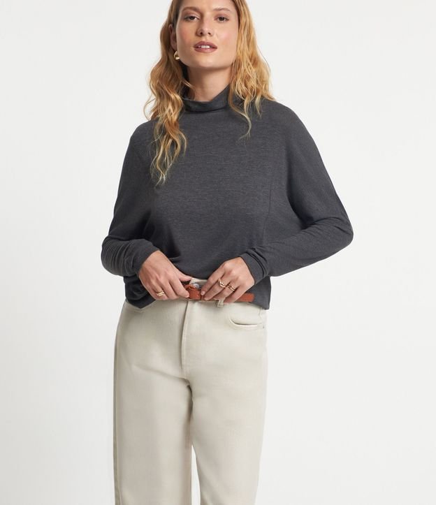 Blusa en Punto Liviano con Recortes y Cuello Mediano