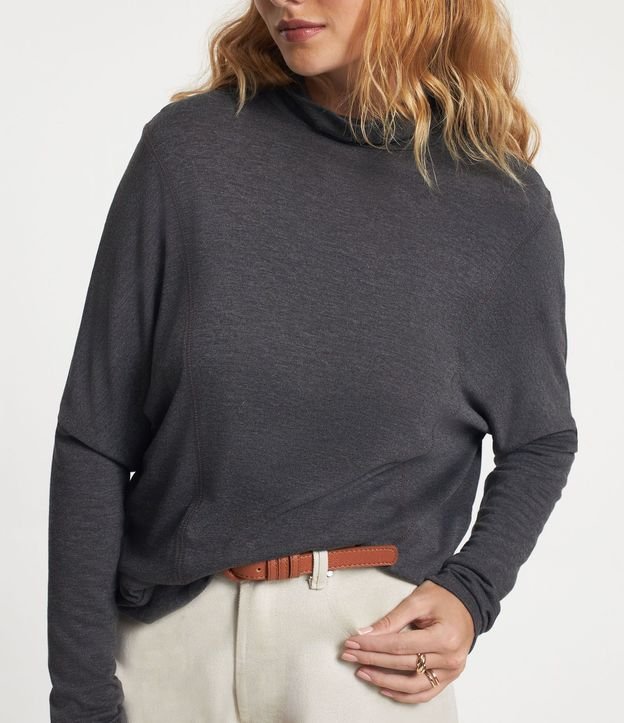 Blusa en Punto Liviano con Recortes y Cuello Mediano 5