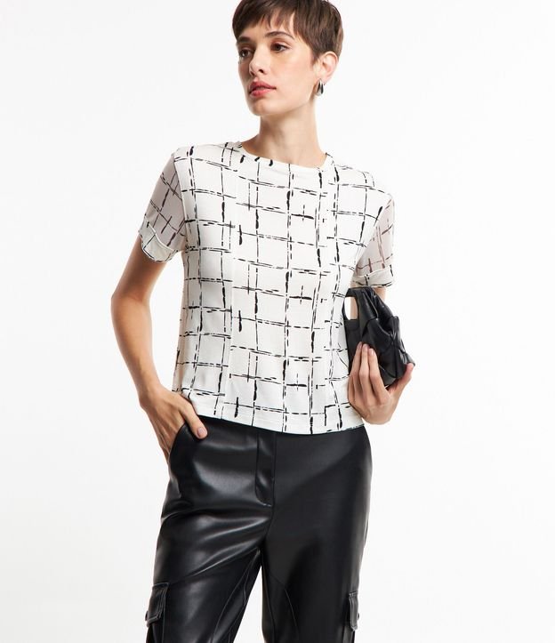 Blusa en Viscosa con Detalle de Tule en la Manga y Estampado Geométrico