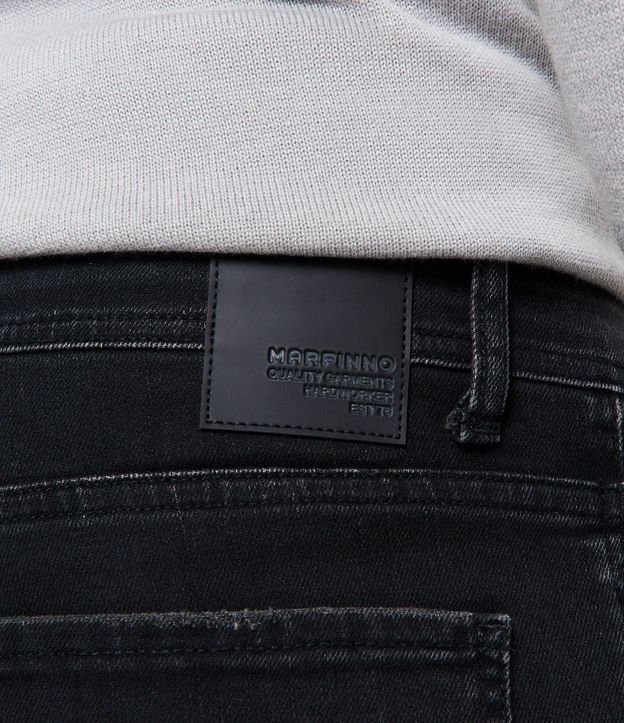 Pantalón Básico en Jean con Detalles Desteñidos 7