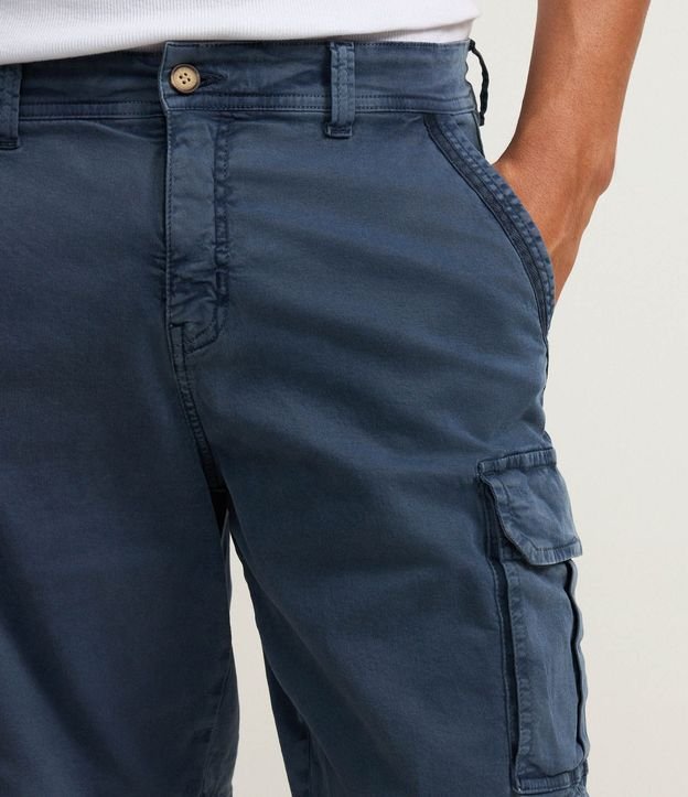 Bermuda Cargo en Sarga Lavada con Elastano y Detalles de Cordón 7