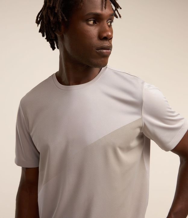Remera Deportiva con Tecnologia Dry y Protección UV 4