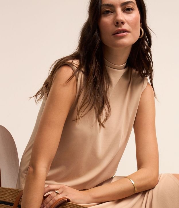 Vestido en Viscosa con Hombreras y Cuello Alto