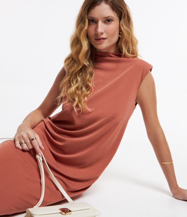 Vestido en Viscosa con Hombreras y Cuello Alto 2