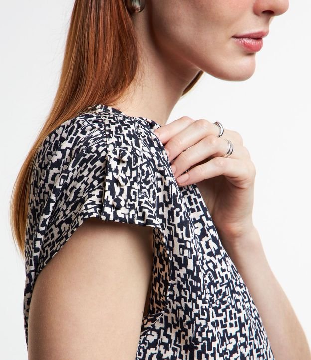 Blusa en Crepé con Escote V y Detalle de Botones en el Hombro 3