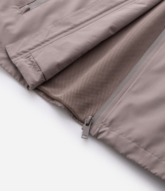 Campera Rompevientos con Capucha y Bolsillo con Cierre