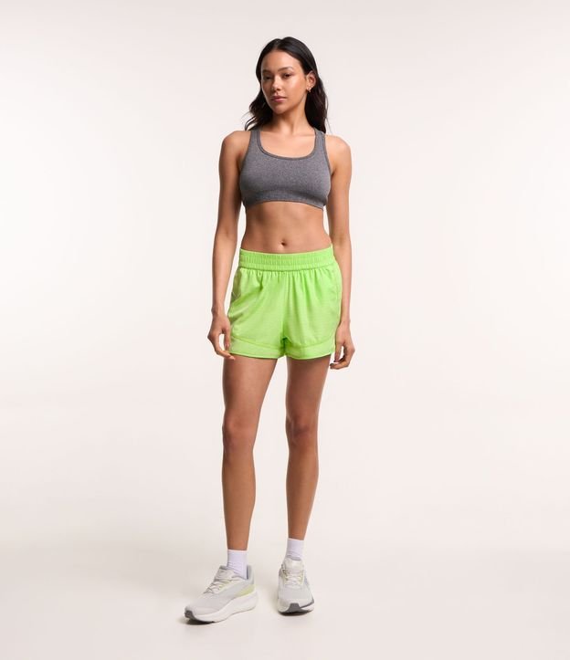Bermuda Runner Deportiva en Microfibra Ligera con Textura de Agueros 2