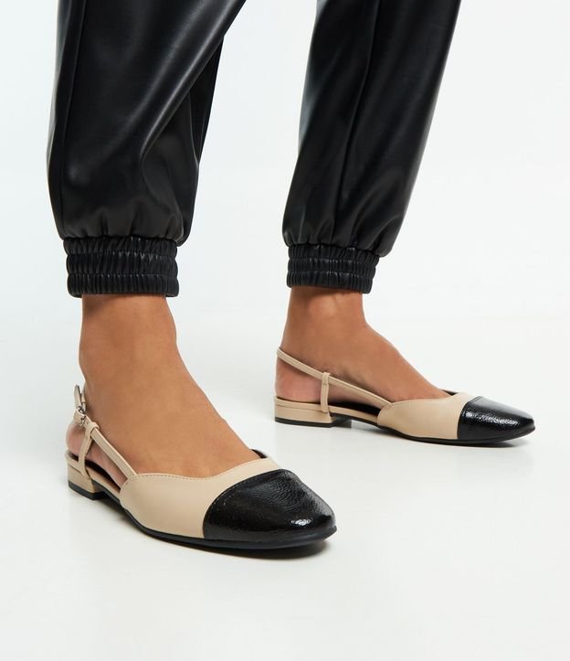 Zapatilla Slingback con Puntera Contrastanete y Laterales Abiertos