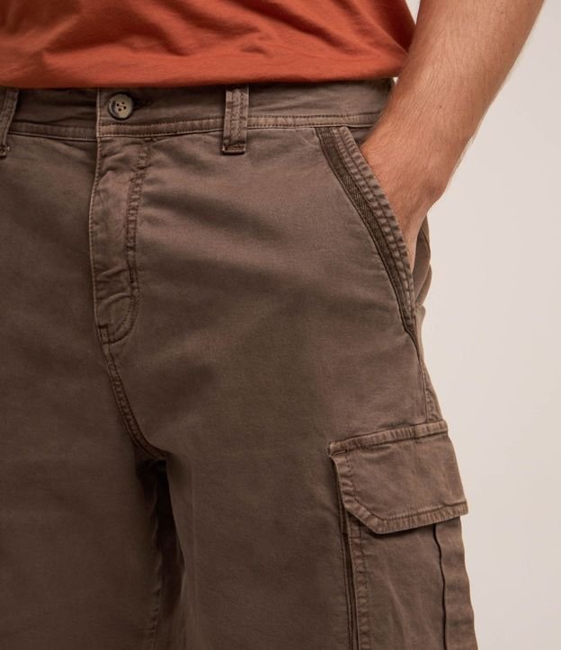 Bermuda Cargo en Sarga Lavada con Elastano y Detalles de Cordón 4