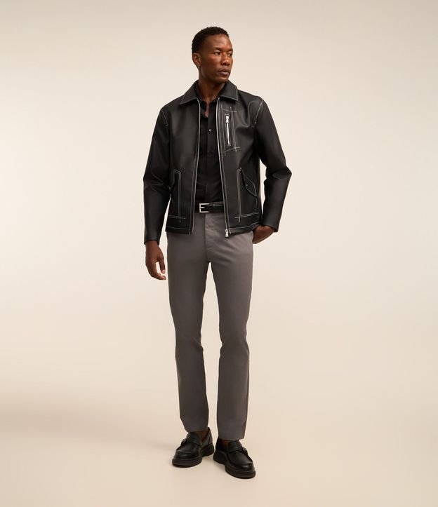 Pantalón Slim en Sarga con Bolsillos Cuchillo