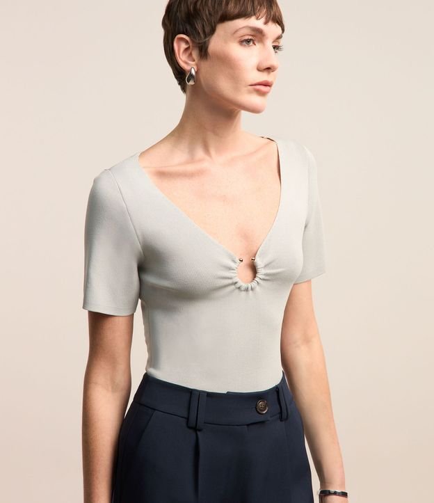 Blusa en Viscosa con Aro Abierto en el Escote V