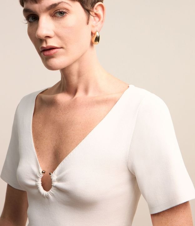 Blusa en Viscosa con Aro Abierto en el Escote V
