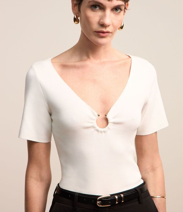 Blusa en Viscosa con Aro Abierto en el Escote V 3