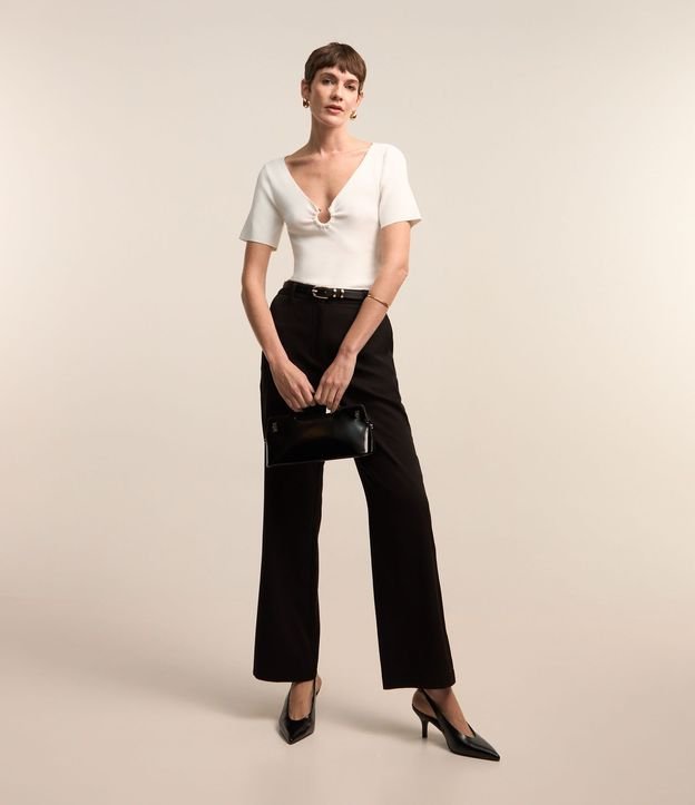 Blusa en Viscosa con Aro Abierto en el Escote V 5