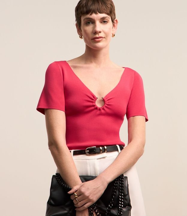 Blusa en Viscosa con Aro Abierto en el Escote V
