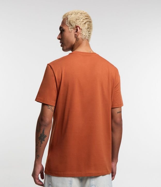 Remera Comfort en Algodón Peruano con Lettering en el Pecho 4