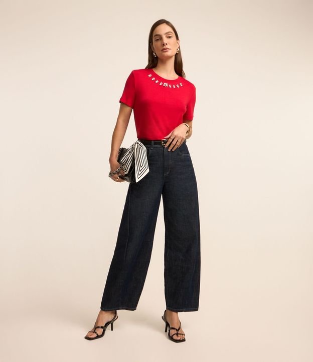 Blusa en Viscosa con Brillo Floral en el Cuello 3