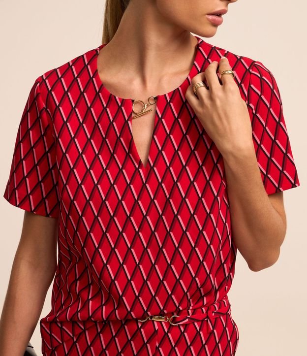 Blusa en Crepé con Detalle en el Cuello y Estampado Geométrico