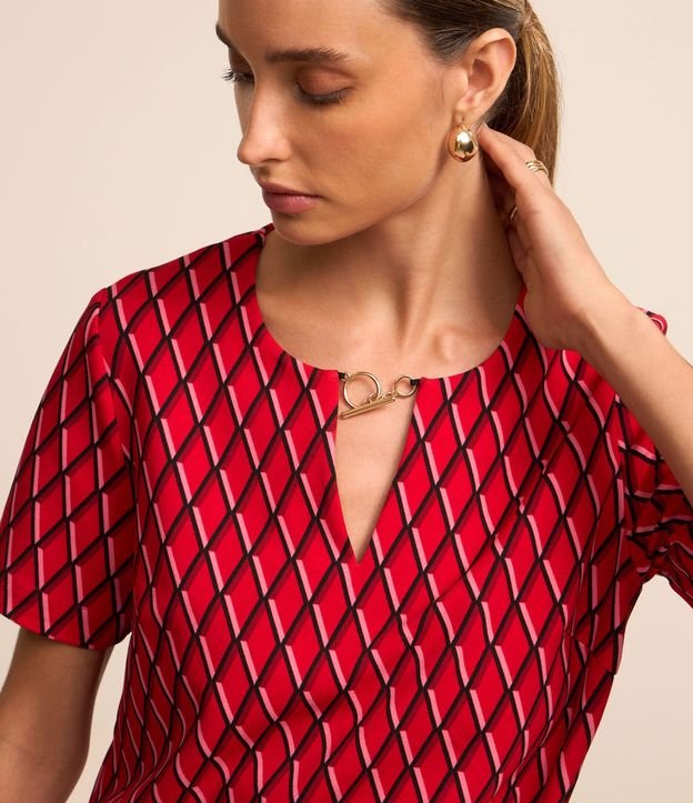 Blusa en Crepé con Detalle en el Cuello y Estampado Geométrico 8
