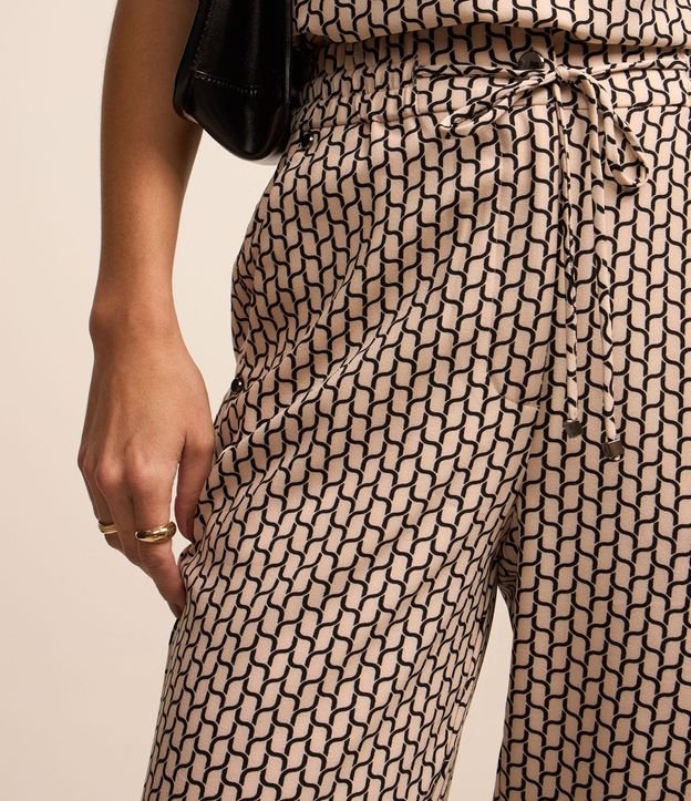 Pantalón Fluído en Crepé con Lazo y Estampado Geométrico 4