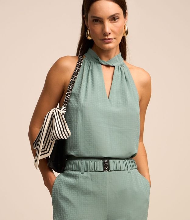 Blusa sin Manga en Jacquard con Cuello Alto y Detalle Recorte