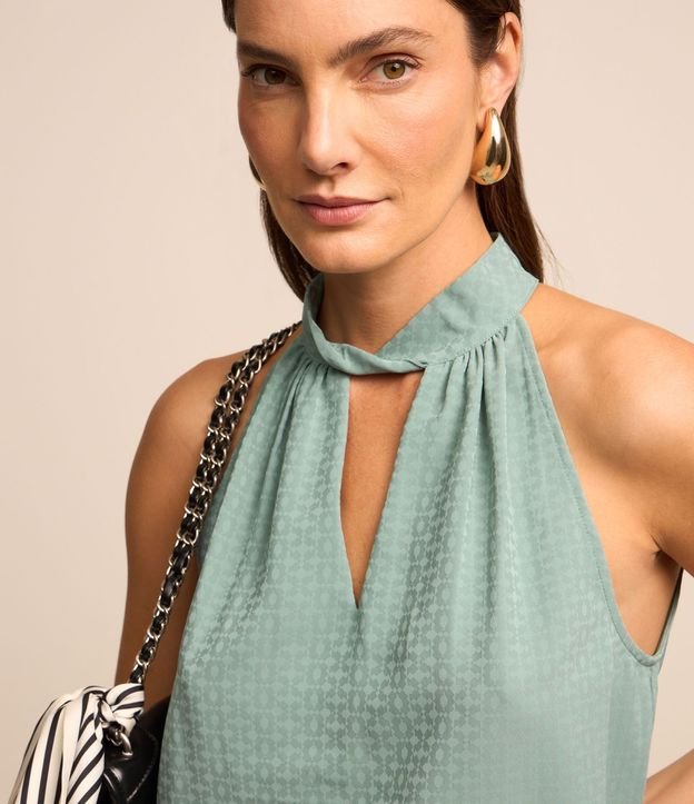 Blusa sin Manga en Jacquard con Cuello Alto y Detalle Recorte 3