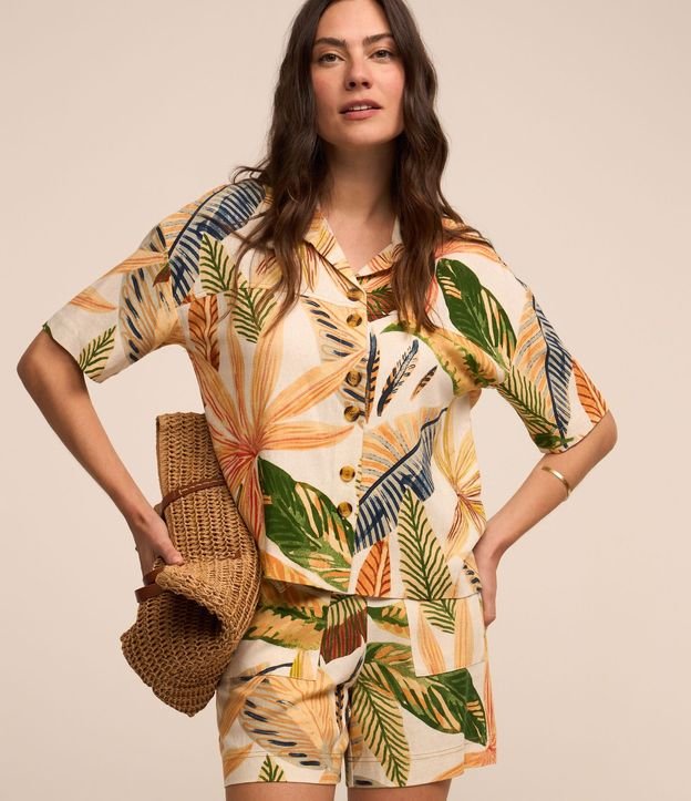 Camisa en Viscolino con Abotonado y Estampa Follajes