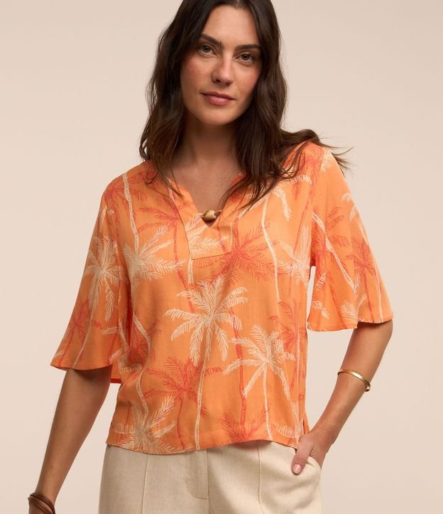Blusa en Viscosa con Abalorio en el Cuello y Cocoteros Estampados