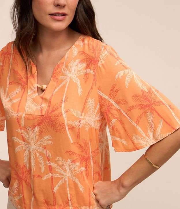 Blusa en Viscosa con Abalorio en el Cuello y Cocoteros Estampados 4