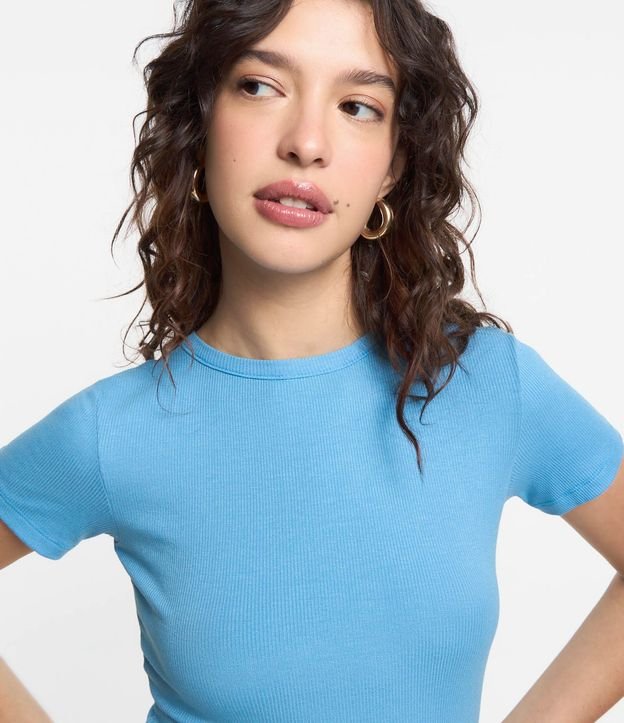 Blusa en Viscosa Texturizada con Bajo Ondulado 4