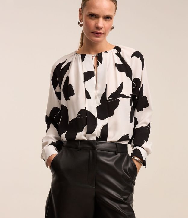 Blusa en Crepé con Estampado Abstracta y Cuello Fruncido