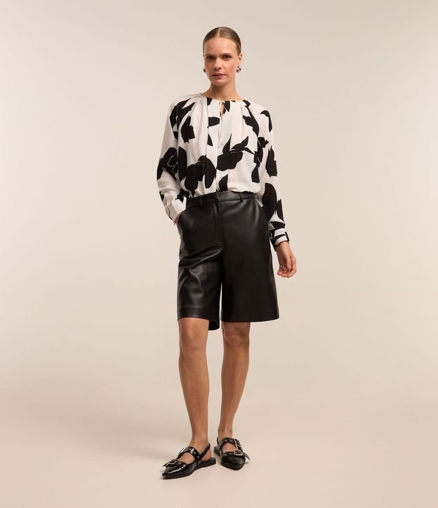 Blusa en Crepé con Estampado Abstracta y Cuello Fruncido 2