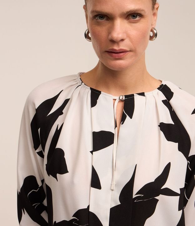 Blusa en Crepé con Estampado Abstracta y Cuello Fruncido 3