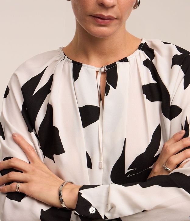 Blusa en Crepé con Estampado Abstracta y Cuello Fruncido 4