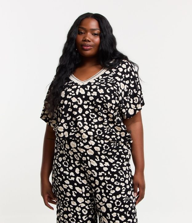 Blusa en Crepé con Estampa de Manchas y Cuello V Curve & Plus Size